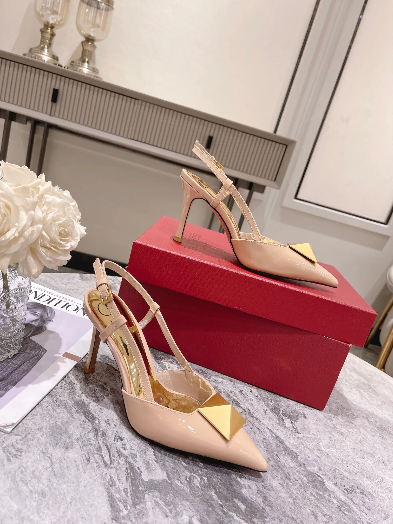 👟👟Ex-factory price 400👟👟 Genuine leather sole +40 Valentino Valentino spring and summer new rivet shoes are new☑️ —————————————— The latest golden big rivet element is full of high-end sense! Extremely fashionable Heel height: 9.5cm Upper: Matt sheepskin Lining: Sheepskin lining Outsole: Italian genuine leather outsole, rubber sole optional Color: Two styles and 8 colors available Code number: 34-41 (34 and 42 customized are not returnable)